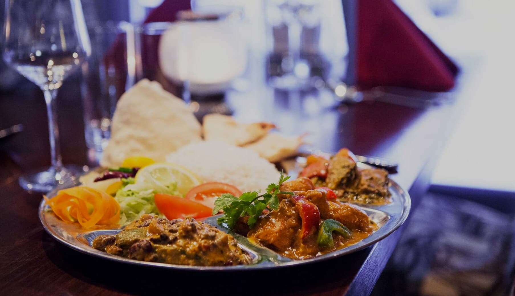 Indisk thali-tallrik med curries och tillbehör