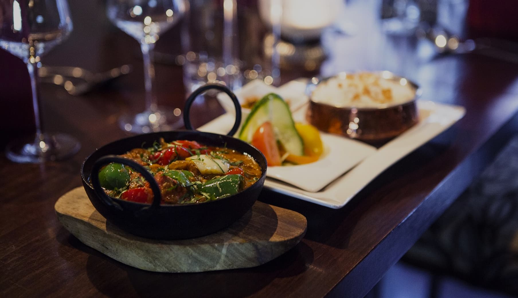 Karai-gryta serverad med naan och tillbehör