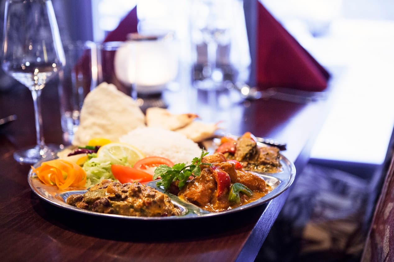 Thali-tallrik med naan, ris och grönsaker