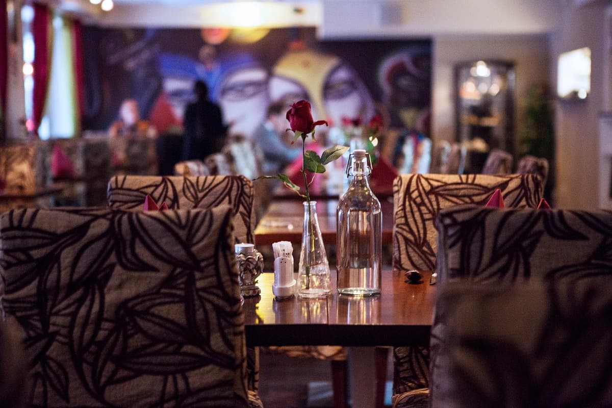 Laxmi restaurangens matsal med indisk konst och mysig stämning