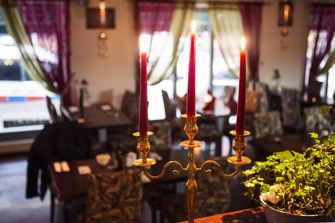 Restaurangens interiör med levande ljus