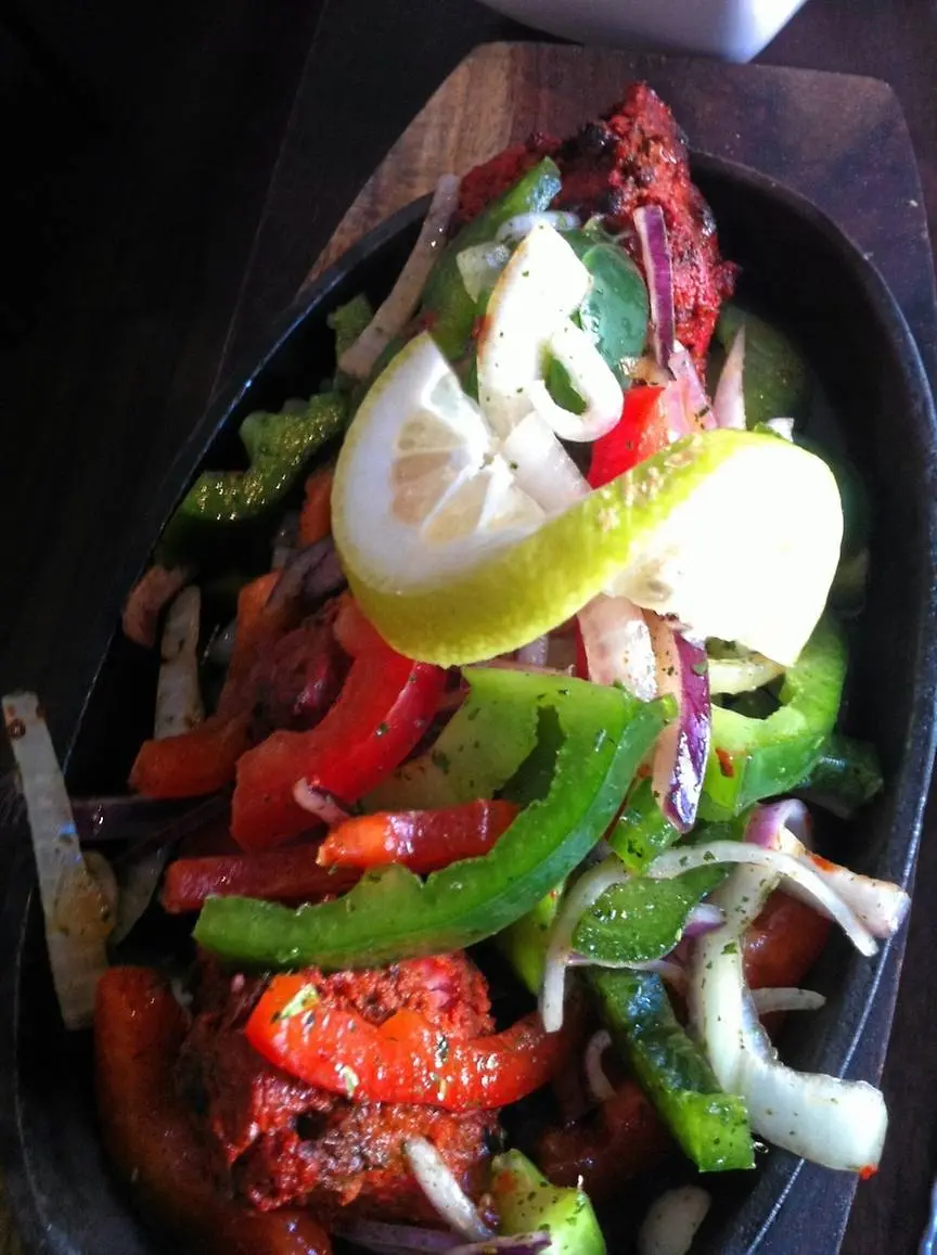 Chicken tikka sizzler med paprika och lök