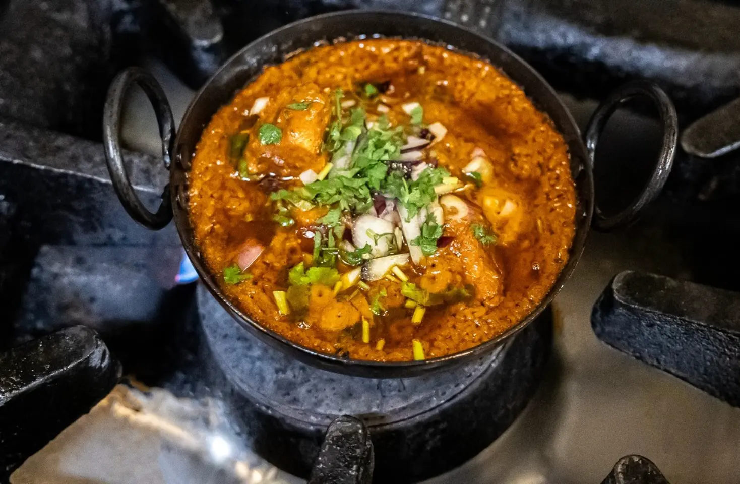 Curry tillagas i Laxmis kök